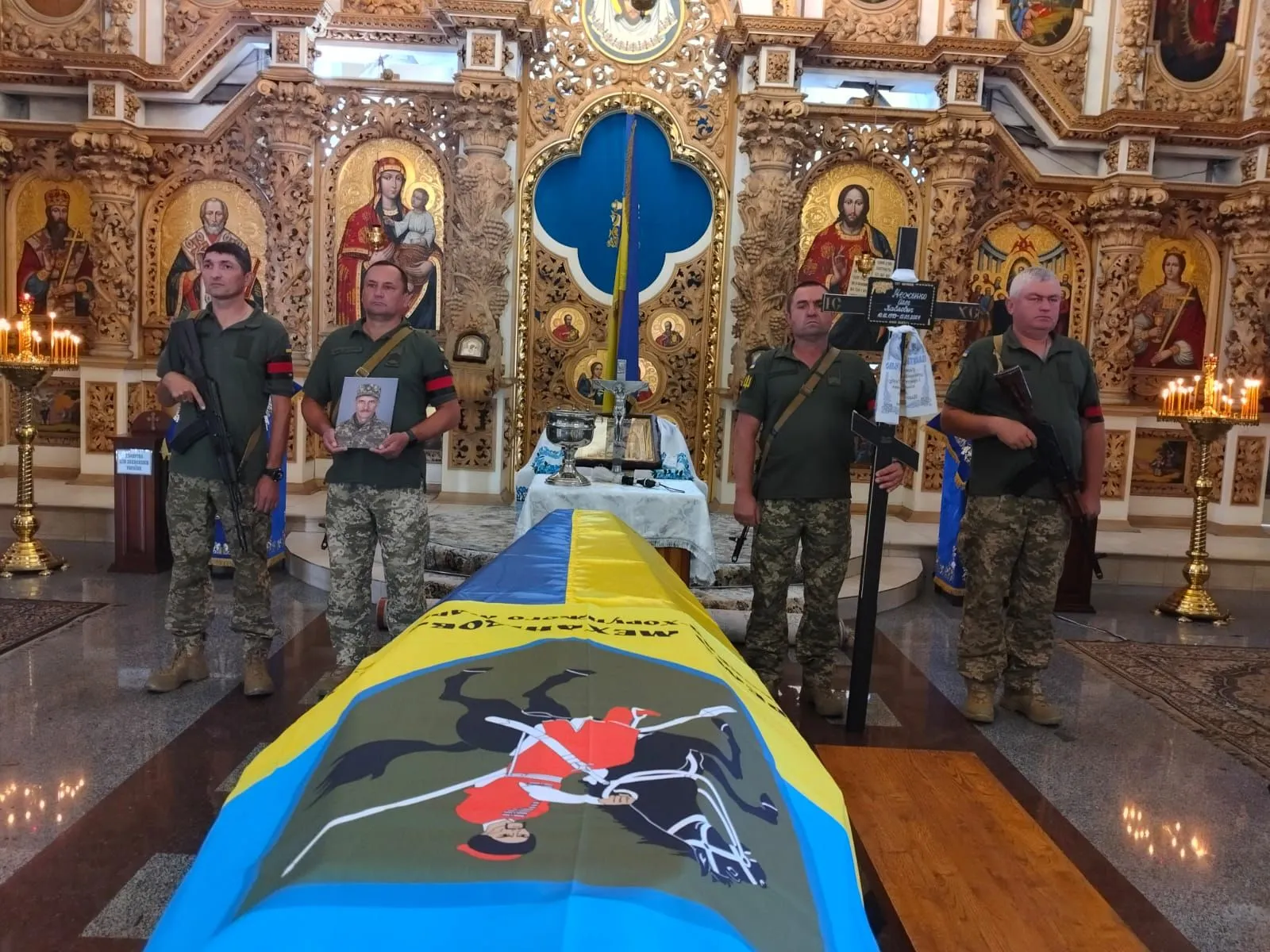 Військові біля труни з українським прапором у православному соборі